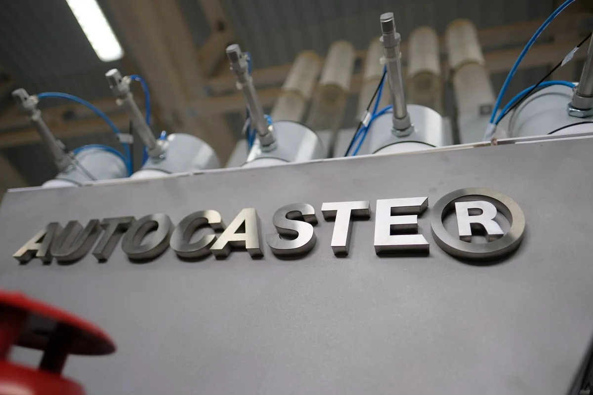 Табличка AUTOCASTER® на корпусе литьевой установки
